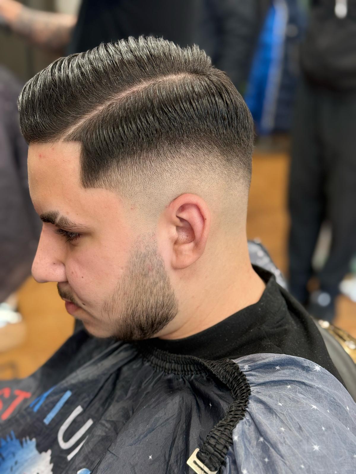 Elegantní pánský střih s přesným fade a cestičkou