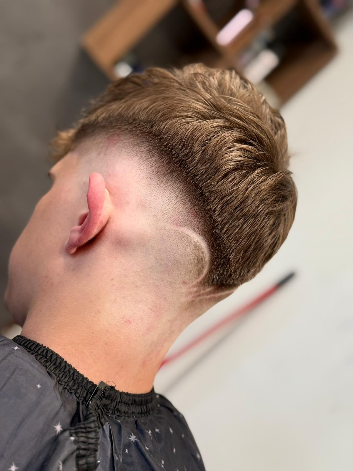 Kreativní střih s designovým vzorem a čistým přechodem