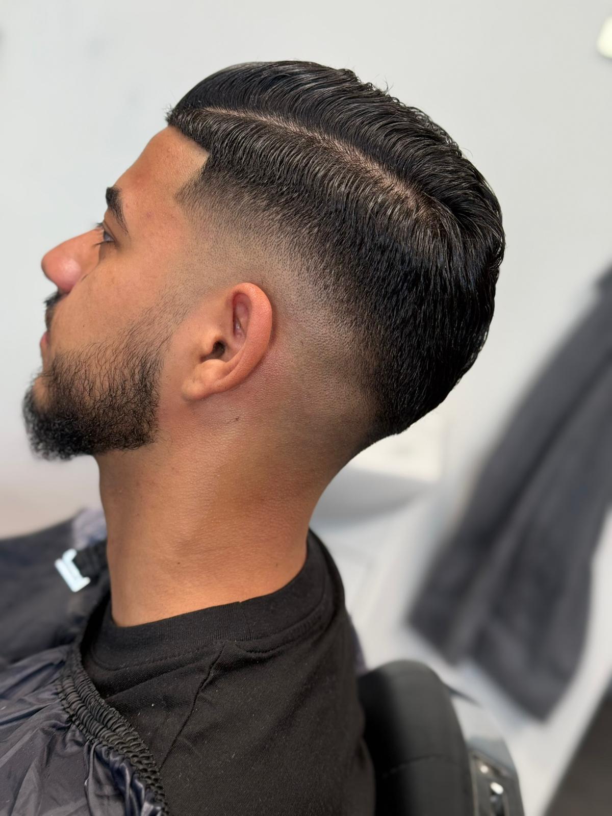 Elegantní pánský střih s přesným fade a výraznou linkou