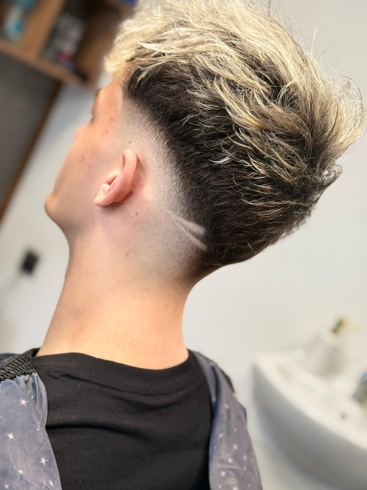 Moderní střih s blond vlasy a fade