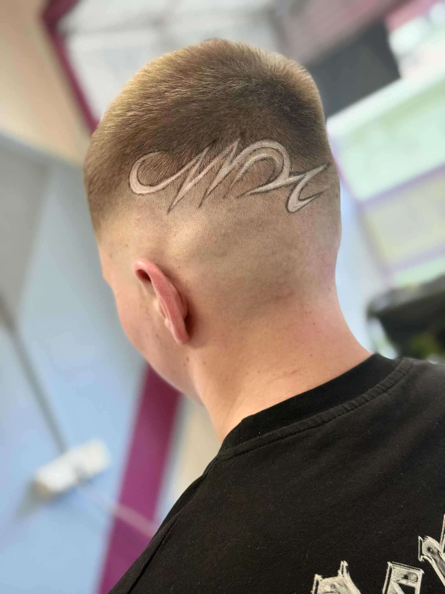 Buzz cut s uměleckým skriptovým designem